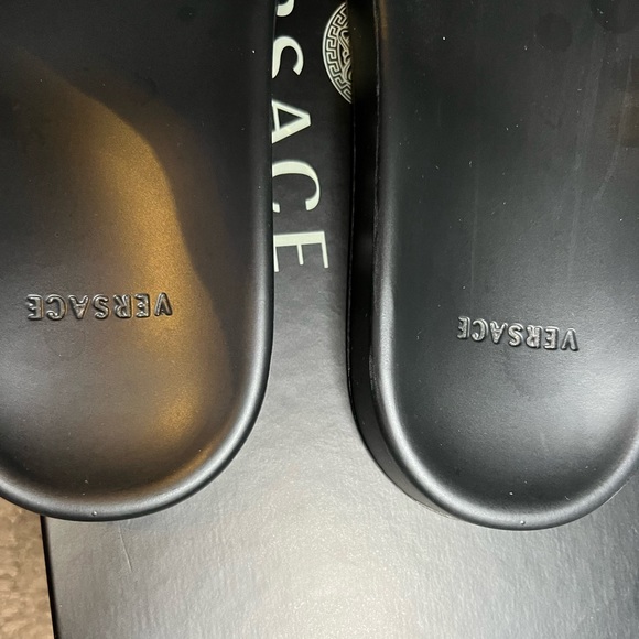 VERSACE PALAZZO POOL SLIDES - Picture 4 of 9